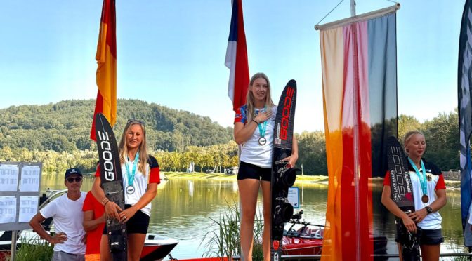 Medailový ceremoniál — česká vlajka na stupních vítězů